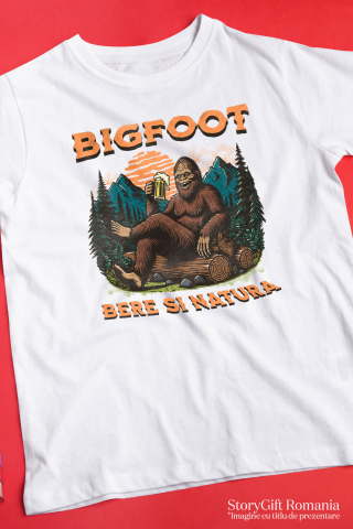 Tricou Femei, Barbati, Copii, Fata, Baiat, Unisex Personalizat „Bigfoot în Pădure cu Bere - Cadou Personalizat pentru Iubitorii de Natură și Relaxare” [2]