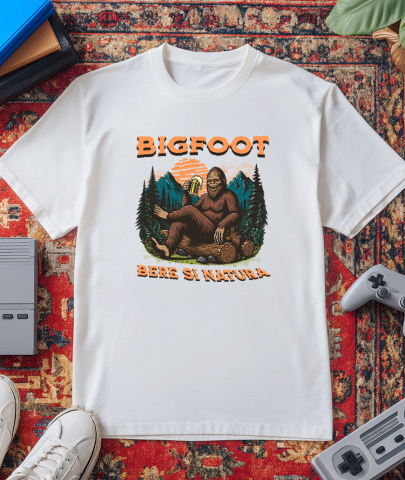 Tricou Femei, Barbati, Copii, Fata, Baiat, Unisex Personalizat „Bigfoot în Pădure cu Bere - Cadou Personalizat pentru Iubitorii de Natură și Relaxare” [2]