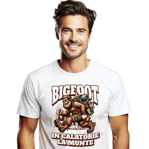 Calatorie - Tricou Femei, Barbati, Copii, Fata, Baiat, Unisex Personalizat "Rucsac Bigfoot pentru Aventură Montană – Călătorie în Natură cu Desene Animate"