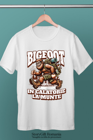 Tricou Femei, Barbati, Copii, Fata, Baiat, Unisex Personalizat "Rucsac Bigfoot pentru Aventură Montană – Călătorie în Natură cu Desene Animate" [2]