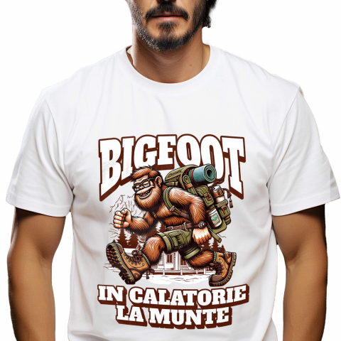 Tricou Femei, Barbati, Copii, Fata, Baiat, Unisex Personalizat "Rucsac Bigfoot pentru Aventură Montană – Călătorie în Natură cu Desene Animate"