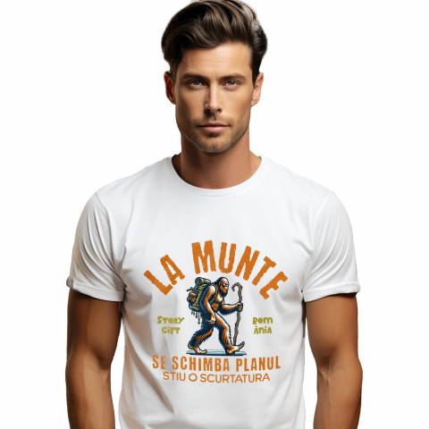 CALATORIE - Tricou Femei, Barbati, Copii, Fata, Baiat, Unisex Personalizat "Bigfoot Cu Rucsac – Cadou Personalizat cu Mesajul ‘Se Schimbă Planul, Știu o Scurtătură’ pentru Iubitorii de Aventură"