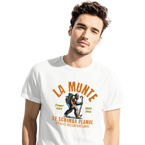 Calatorie - Tricou Femei, Barbati, Copii, Fata, Baiat, Unisex Personalizat "Bigfoot Cu Rucsac – Cadou Personalizat cu Mesajul ‘Se Schimbă Planul, Știu o Scurtătură’ pentru Iubitorii de Aventură"