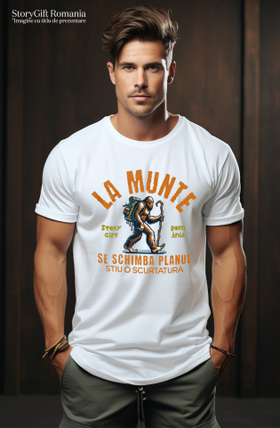 Tricou Femei, Barbati, Copii, Fata, Baiat, Unisex Personalizat "Bigfoot Cu Rucsac – Cadou Personalizat cu Mesajul ‘Se Schimbă Planul, Știu o Scurtătură’ pentru Iubitorii de Aventură" [1]