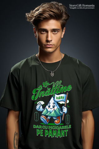 Tricou Femei, Barbati, Copii, Fata, Baiat, Unisex Personalizat "Vârf de Munte – Cadou Personalizat cu Mesajul ‘La Înălțime, Dar Cu Picioarele pe Pământ’ pentru Iubitorii de Aventură Montană" [1]