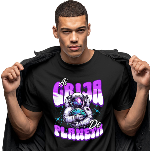 Planeta - Tricou Femei, Barbati, Copii, Fata, Baiat, Unisex Personalizat "Produse personalizate ecologice – Astronaut în costum spațial îmbrățișând planeta Pământ"