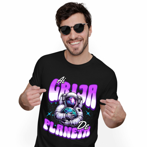 Tricou Femei, Barbati, Copii, Fata, Baiat, Unisex Personalizat "Produse personalizate ecologice – Astronaut în costum spațial îmbrățișând planeta Pământ"