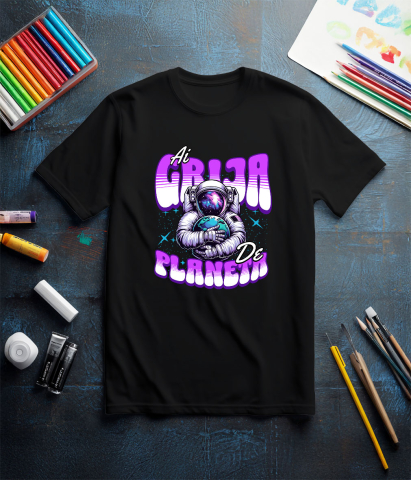 Tricou Femei, Barbati, Copii, Fata, Baiat, Unisex Personalizat "Produse personalizate ecologice – Astronaut în costum spațial îmbrățișând planeta Pământ" [2]