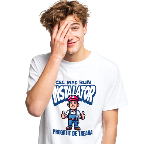 Tricou Femei, Barbati, Copii, Fata, Baiat, Unisex Personalizat Bărbat cu Salopetă Albastră și Pălărie Roșie – Design Meserie