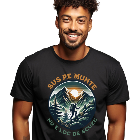 Calatorie - Tricou Femei, Barbati, Copii, Fata, Baiat, Unisex Personalizat "Barbat In Varful Muntelui – Cadou Personalizat cu Mesajul ‘Sus Pe Munte Nu E Loc De Scuze’ pentru Iubitorii de Aventură"