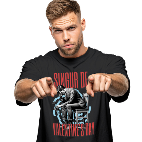 Valentine's Day - Tricou Femei, Barbati, Copii, Fata, Baiat, Unisex Personalizat Bărbat Trist pe Scaun „Singur de Valentine's Day” – Cadou Personalizat pentru Dragoste și Iubire Pierdută