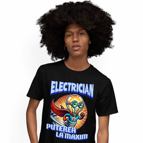 Tricou Femei, Barbati, Copii, Fata, Baiat, Unisex Personalizat Bec Strălucitor Cu Pelerină Roșie Și Costum De Super Erou – Cadou Personalizat „Electrician Puterea La Maxim”