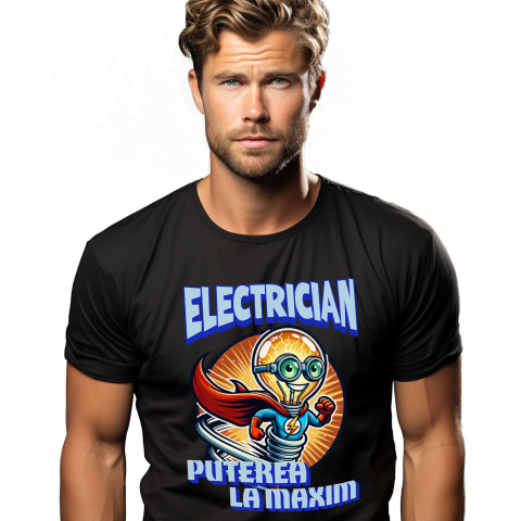 Tricou Femei, Barbati, Copii, Fata, Baiat, Unisex Personalizat Bec Strălucitor Cu Pelerină Roșie Și Costum De Super Erou – Cadou Personalizat „Electrician Puterea La Maxim”