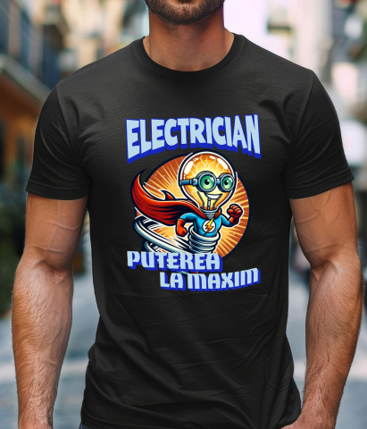 Tricou Femei, Barbati, Copii, Fata, Baiat, Unisex Personalizat Bec Strălucitor Cu Pelerină Roșie Și Costum De Super Erou – Cadou Personalizat „Electrician Puterea La Maxim” [1]