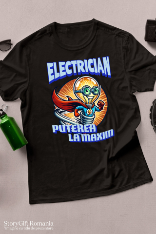 Tricou Femei, Barbati, Copii, Fata, Baiat, Unisex Personalizat Bec Strălucitor Cu Pelerină Roșie Și Costum De Super Erou – Cadou Personalizat „Electrician Puterea La Maxim” [2]