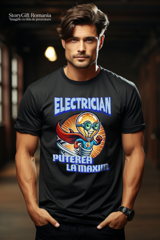 Tricou Femei, Barbati, Copii, Fata, Baiat, Unisex Personalizat Bec Strălucitor Cu Pelerină Roșie Și Costum De Super Erou – Cadou Personalizat „Electrician Puterea La Maxim” [1]