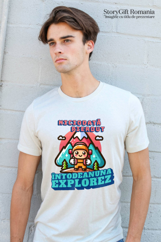 Tricou Femei, Barbati, Copii, Fata, Baiat, Unisex Personalizat "Cadou Personalizat ‘Niciodată Pierdut, Întotdeauna Explorez’ – Mesaj Motivațional pentru Iubitorii de Drumeție și Munte" [1]