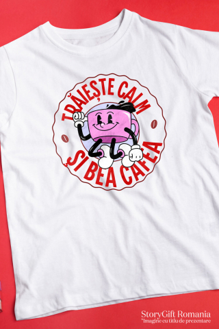 Tricou Femei, Barbati, Copii, Fata, Baiat, Unisex Personalizat „Cană de Cafea Veselă – Trăiește Calm și Bea Cafea cu un Dans Amuzant” [2]