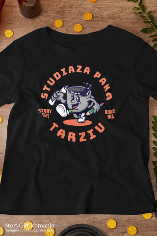 Tricou Femei, Barbati, Copii, Fata, Baiat, Unisex Personalizat „Cană De Cafea Veselă 'Studiana Până Târziu' – Cadou pentru Studenți și Iubitorii De Cafea” [2]