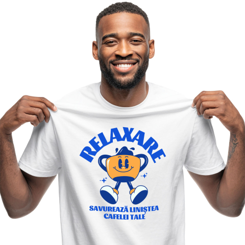 Tricou Femei, Barbati, Copii, Fata, Baiat, Unisex Personalizat „Cană de Cafea Veselă – Savurează Liniștea Cafelei Tale în Momente de Relaxare”