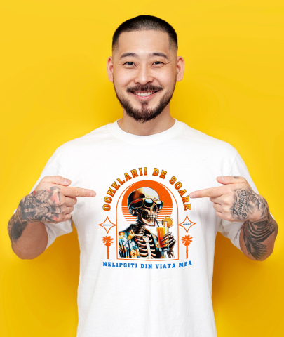 Tricou Femei, Barbati, Copii, Fata, Baiat, Unisex Personalizat "Produse personalizate pentru vacanță – Craniu uman cu ochelari de soare și cămașă florală pe plajă cu cocktail" [1]