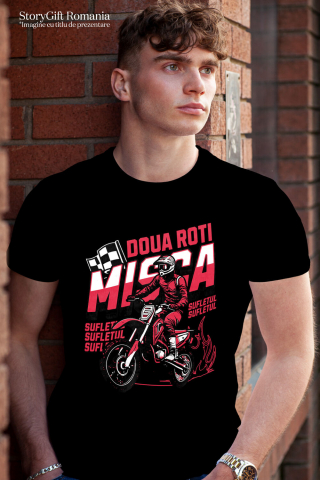 Tricou Femei, Barbati, Copii, Fata, Baiat, Unisex Personalizat Cursa de Motocicletă – Bărbat în Echipament Profesionist și Steag de Finish [1]