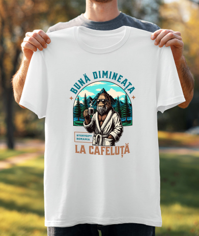 Tricou Femei, Barbati, Copii, Fata, Baiat, Unisex Personalizat „Gorilă cu Cană de Cafea Caldă – Relaxare în Natură și Pădure” [2]