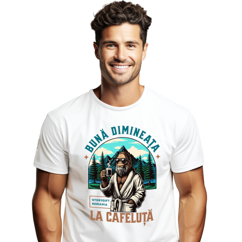 Tricou Femei, Barbati, Copii, Fata, Baiat, Unisex Personalizat „Gorilă cu Cană de Cafea Caldă – Relaxare în Natură și Pădure”