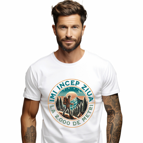 CALATORIE - Tricou Femei, Barbati, Copii, Fata, Baiat, Unisex Personalizat "Barbat Pe Munte – Cadou Personalizat cu Mesajul ‘Îmi Încep Ziua La 2.000 Metri’ pentru Iubitorii de Natură"