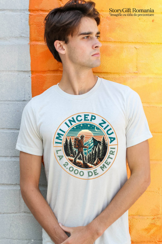 Tricou Femei, Barbati, Copii, Fata, Baiat, Unisex Personalizat "Barbat Pe Munte – Cadou Personalizat cu Mesajul ‘Îmi Încep Ziua La 2.000 Metri’ pentru Iubitorii de Natură" [1]