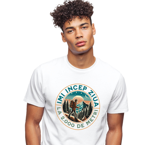 Calatorie - Tricou Femei, Barbati, Copii, Fata, Baiat, Unisex Personalizat "Barbat Pe Munte – Cadou Personalizat cu Mesajul ‘Îmi Încep Ziua La 2.000 Metri’ pentru Iubitorii de Natură"