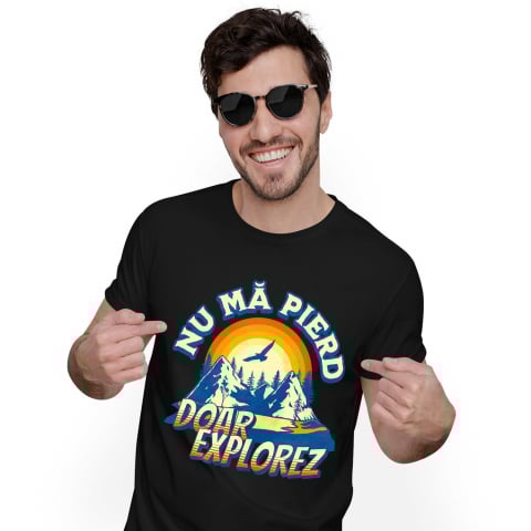 CALATORIE - Tricou Femei, Barbati, Copii, Fata, Baiat, Unisex Personalizat "View Montan – Cadouri Personalizate cu Mesajul ‘Nu Mă Pierd, Doar Explorez’ pentru Iubitorii de Natură"