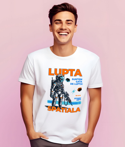 Tricou Femei, Barbati, Copii, Fata, Baiat, Unisex Personalizat „Extraterestru cu Armă și Costum Spatial Personalizat – Cadouri Unice pentru Familie, Tati și Copii” [1]