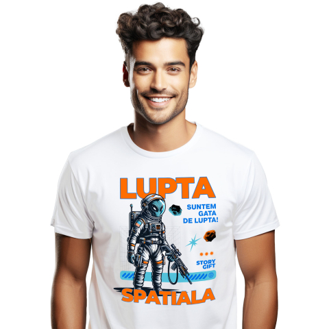 Tricou Femei, Barbati, Copii, Fata, Baiat, Unisex Personalizat „Extraterestru cu Armă și Costum Spatial Personalizat – Cadouri Unice pentru Familie, Tati și Copii”