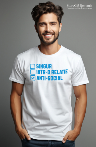 Tricou Femei, Barbati, Copii, Fata, Baiat, Unisex Personalizat „Singur într-o relație” – Mesaj Anti-Social cu Glume despre Anxietate și Oameni [1]