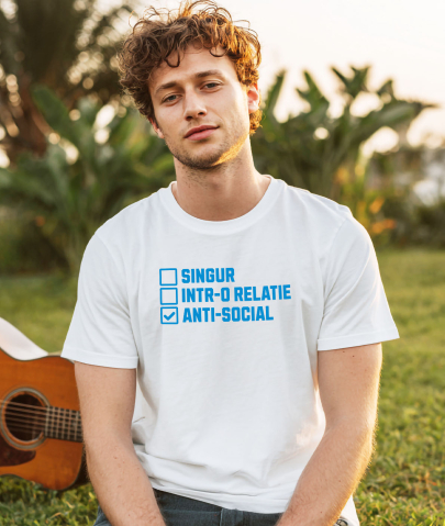 Tricou Femei, Barbati, Copii, Fata, Baiat, Unisex Personalizat „Singur într-o relație” – Mesaj Anti-Social cu Glume despre Anxietate și Oameni [1]