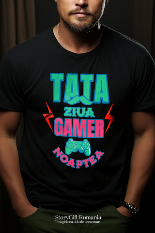 Tricou Femei, Barbati, Copii, Fata, Baiat, Unisex Personalizat Manetă De Jocuri Personalizată – Cadou Pentru Tata Gamer „Noaptea Gamer, Ziua Iubitorii De Lume Virtuală” [1]
