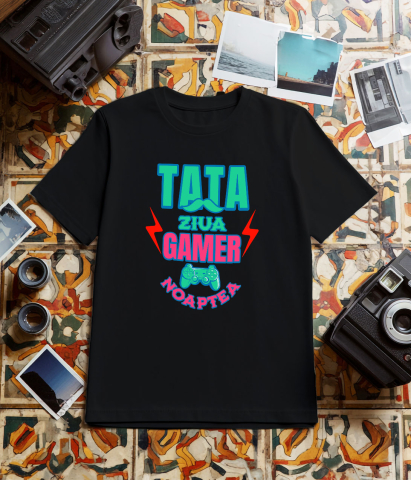 Tricou Femei, Barbati, Copii, Fata, Baiat, Unisex Personalizat Manetă De Jocuri Personalizată – Cadou Pentru Tata Gamer „Noaptea Gamer, Ziua Iubitorii De Lume Virtuală” [2]