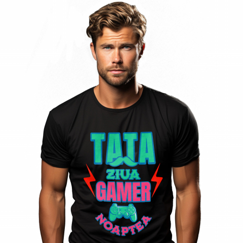 Tata - Tricou Femei, Barbati, Copii, Fata, Baiat, Unisex Personalizat Manetă De Jocuri Personalizată – Cadou Pentru Tata Gamer „Noaptea Gamer, Ziua Iubitorii De Lume Virtuală”