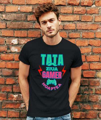 Tricou Femei, Barbati, Copii, Fata, Baiat, Unisex Personalizat Manetă De Jocuri Personalizată – Cadou Pentru Tata Gamer „Noaptea Gamer, Ziua Iubitorii De Lume Virtuală” [1]