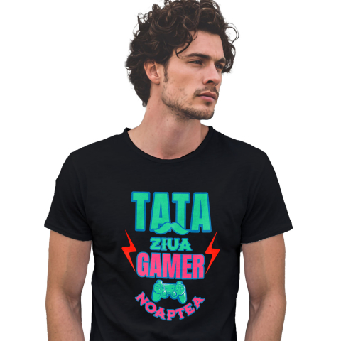 Tata - Tricou Femei, Barbati, Copii, Fata, Baiat, Unisex Personalizat Manetă De Jocuri Personalizată – Cadou Pentru Tata Gamer „Noaptea Gamer, Ziua Iubitorii De Lume Virtuală”