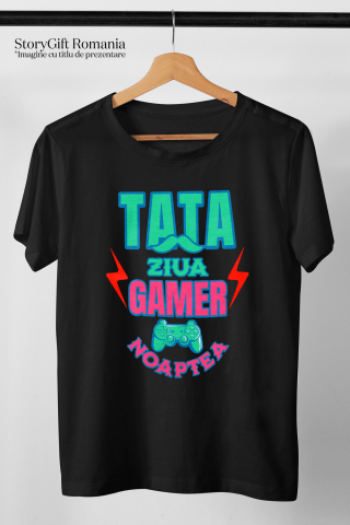 Tricou Femei, Barbati, Copii, Fata, Baiat, Unisex Personalizat Manetă De Jocuri Personalizată – Cadou Pentru Tata Gamer „Noaptea Gamer, Ziua Iubitorii De Lume Virtuală” [2]