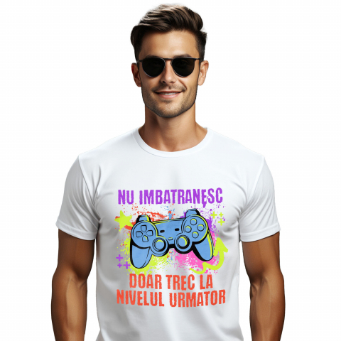 LUME - Tricou Femei, Barbati, Copii, Fata, Baiat, Unisex Personalizat Manetă Jocuri Video cu Text „Nu Îmbătrânesc Doar Trec la Nivelul Următor” - Cadou Personalizat pentru Familie și Prieteni