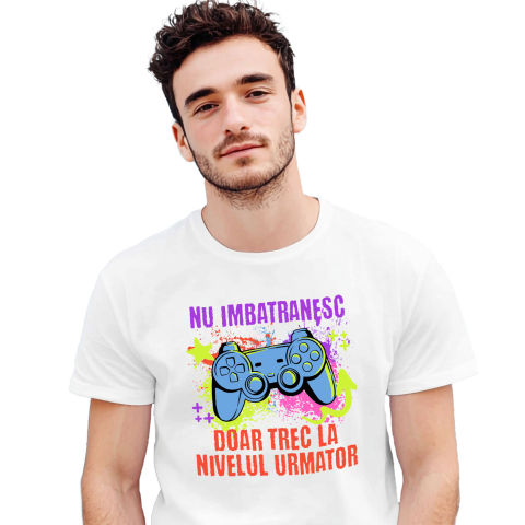 Lume Digitala - Tricou Femei, Barbati, Copii, Fata, Baiat, Unisex Personalizat Manetă Jocuri Video cu Text „Nu Îmbătrânesc Doar Trec la Nivelul Următor” - Cadou Personalizat pentru Familie și Prieteni