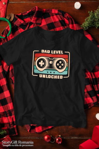 Tricou Barbati Cu Mesajul Dad Level Unlocked, Maneta Play Station, Viitor Tatic, De Familie, cu imprimeu pe Fata, 100% Bumbac, Negru, M [2]
