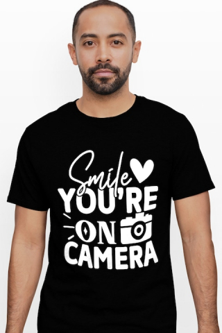 Barbati - Marimea L - Tricou Barbati cu mesajul in engleza "Smile, you're on camera" - zambeste la camera aparat de fotografiat poza cu imprimeu pe Fata, 100% Bumbac, Negru, L