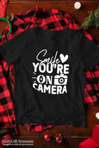 Tricou Barbati cu mesajul in engleza "Smile, you're on camera" - zambeste la camera aparat de fotografiat poza cu imprimeu pe Fata, 100% Bumbac, Negru, L [1]