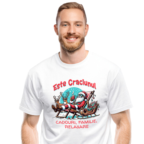 Tricou Femei, Barbati, Copii, Fata, Baiat, Unisex Personalizat Moș Crăciun Vesel pe Șezlong cu Ciocolată Caldă – Cadouri Personalizate pentru Crăciun