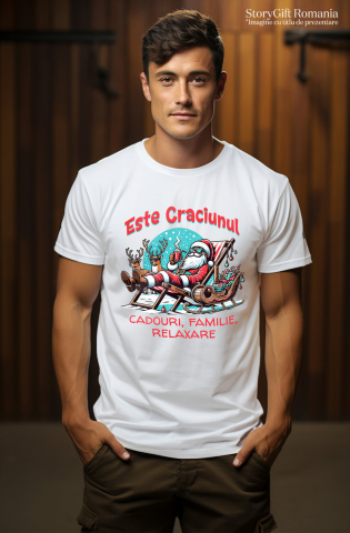Tricou Femei, Barbati, Copii, Fata, Baiat, Unisex Personalizat Moș Crăciun Vesel pe Șezlong cu Ciocolată Caldă – Cadouri Personalizate pentru Crăciun [1]