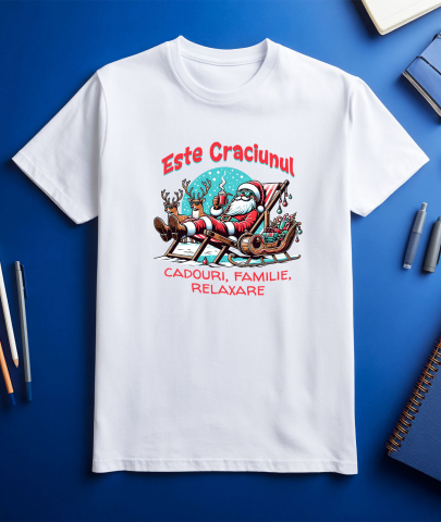 Tricou Femei, Barbati, Copii, Fata, Baiat, Unisex Personalizat Moș Crăciun Vesel pe Șezlong cu Ciocolată Caldă – Cadouri Personalizate pentru Crăciun [2]